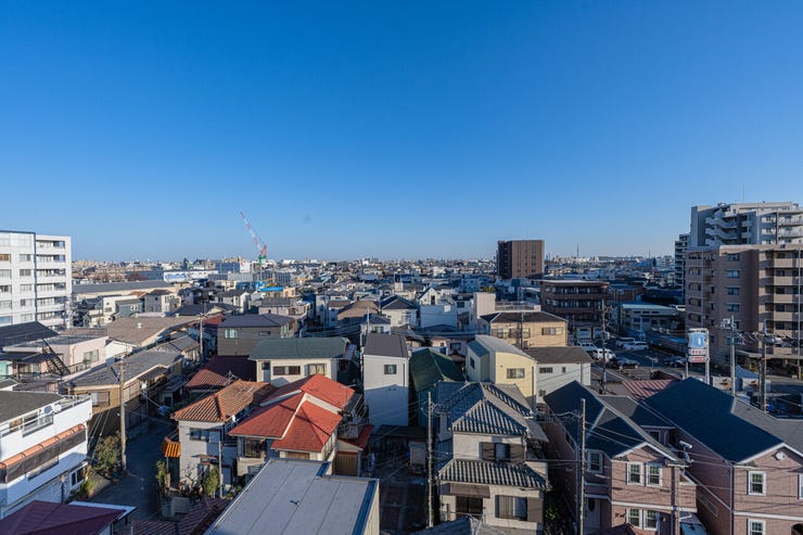 遮るものの少ない開放的な眺望が広がります。空を近くに感じる爽快な景色は、日々の暮らしに潤いと安らぎをもたらします。バルコニーに出て、リフレッシュするひとときを楽しめます。