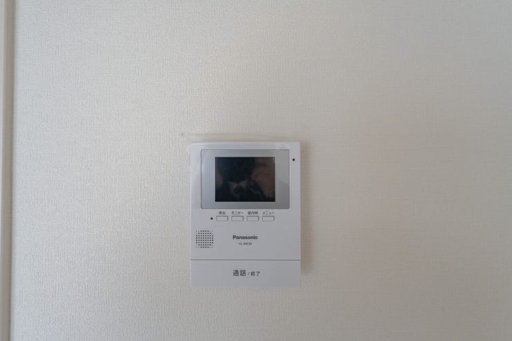 来訪者の顔を確認できるモニター付きインターホンを設置。防犯性を高め、安心の暮らしをサポートします。鮮明な映像で確認できるため、急な来客時にも落ち着いて対応できます。