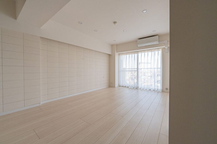 壁一面に施されたデザインタイルが、上質な空間を演出。ダウンライトの柔らかな光とともに、洗練されたリビングシーンを彩ります。家族が集う場所にふさわしい、心地よい内装です。