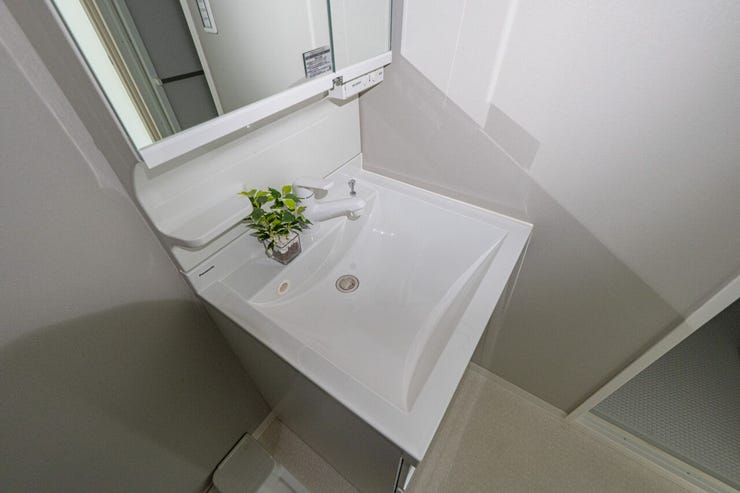 継ぎ目がなくお手入れしやすいボウル一体型カウンターを採用。三面鏡裏には小物をすっきり収納でき、美しいサニタリー空間を保てます。身支度がスムーズになる機能的な設計です。