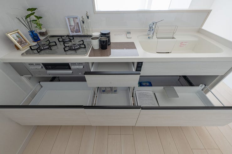 同時調理が可能な3口コンロとグリルを搭載し、料理のレパートリーが広がります。奥の物まで取り出しやすいスライド収納を備え、調理器具や調味料を効率よく整理できます。