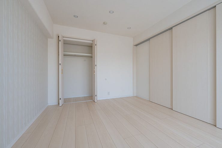 間仕切りを開放することで、隣接する空間と一体利用が可能な洋室。ライフスタイルに合わせてフレキシブルに使いこなせます。収納もしっかりと備え、居室としての機能も充実しています。