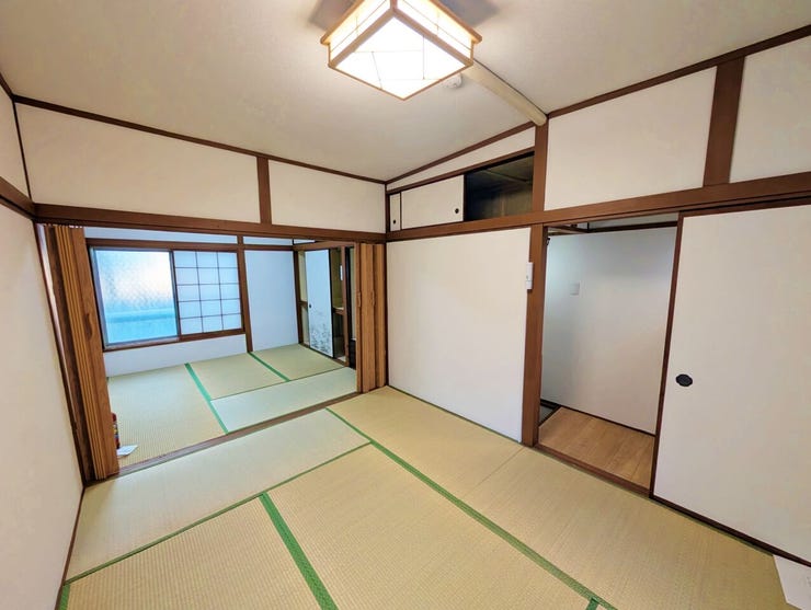 畳の部屋は伝統的な雰囲気があり、寝室や客間としても利用しやすい広さです。窓からの自然光が入り、落ち着いて過ごせる空間が特徴です。