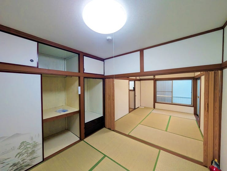 続き間の和室で、生活スタイルに合わせて広々と使える間取りです。押入れも充実しており、寝室や客間として多用途に活用できます。