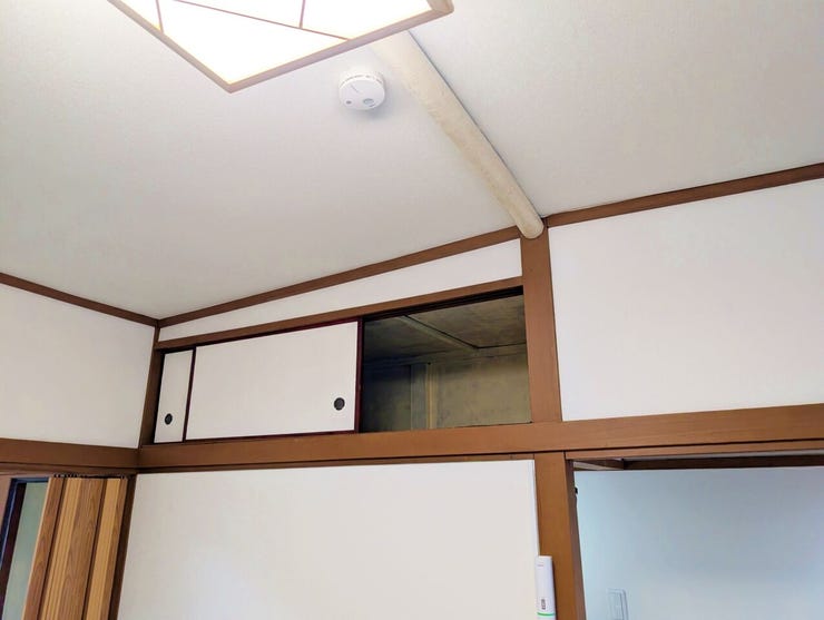 天袋収納を備えた和室で、季節物の整理に便利です。梁の温かみある木部が室内の雰囲気を整え、落ち着いた住まいを演出します。