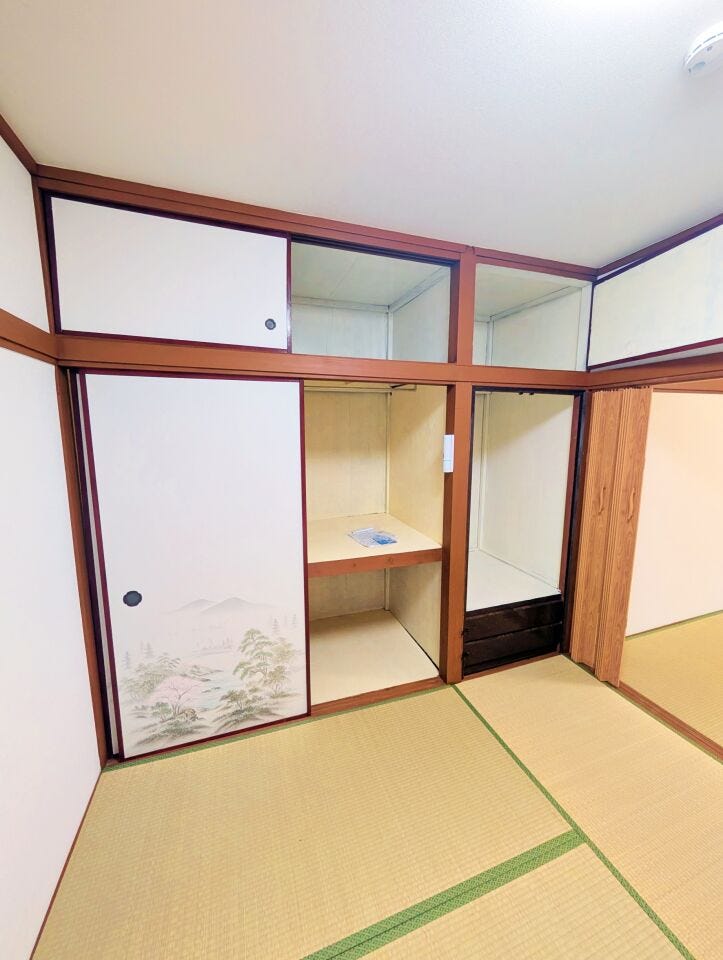 押入れが大きく、布団や衣類、日用品の整理がしやすい造りです。和室の良さを活かしながら、収納力をしっかり確保しています。