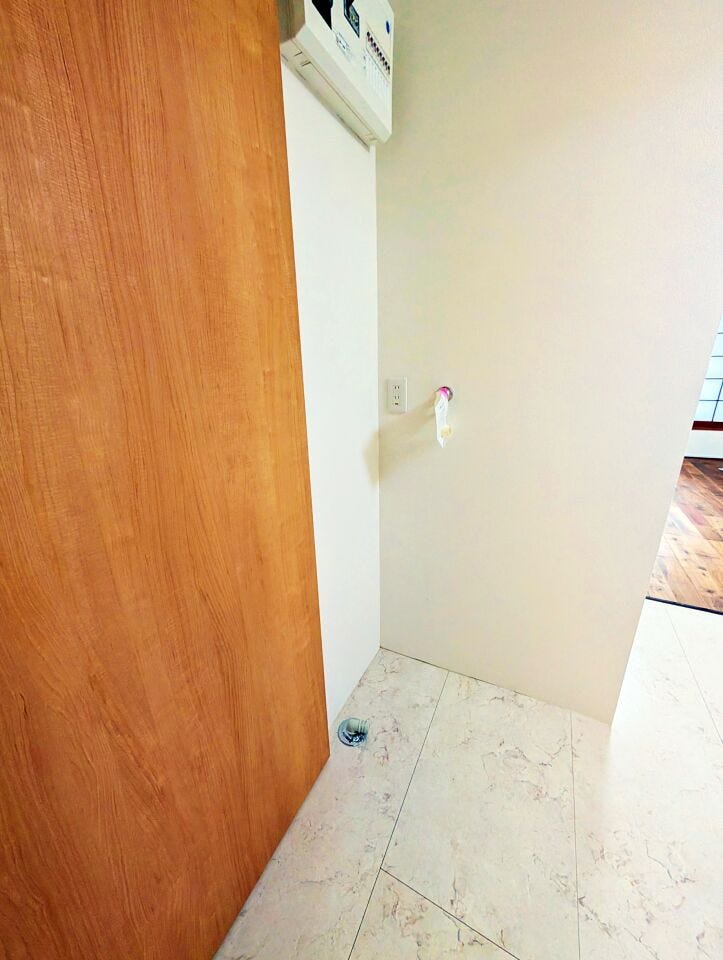 キッチンの近くに洗濯機置き場があり、家事動線が整っています。水回りが一箇所にまとまっているため、毎日の作業がスムーズです。