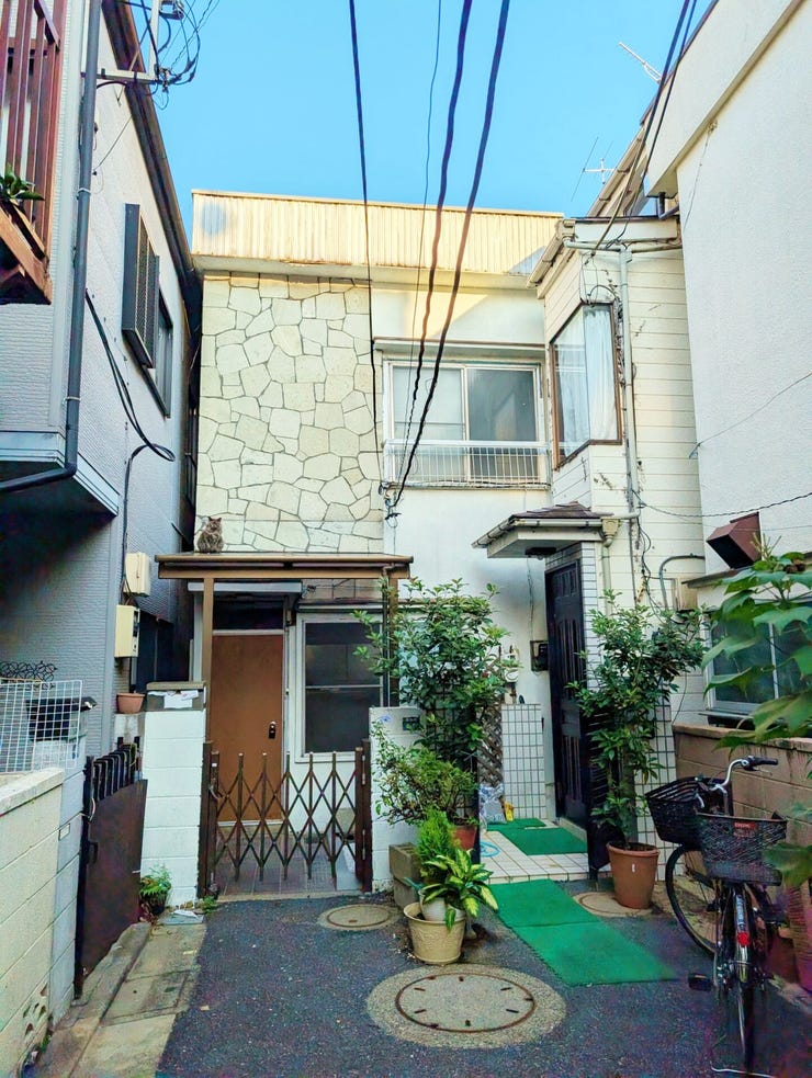 【外観】
静かな路地に建つ住宅。周辺は落ち着いた住環境です。