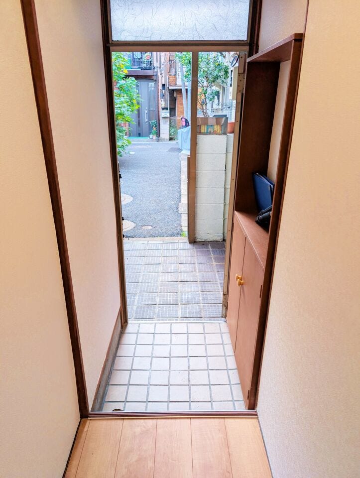 玄関は明るさがあり、屋外との出入りがしやすい動線です。靴収納スペースも備わり、整理しやすい造りになっています。来客時にも使いやすい印象の玄関です。