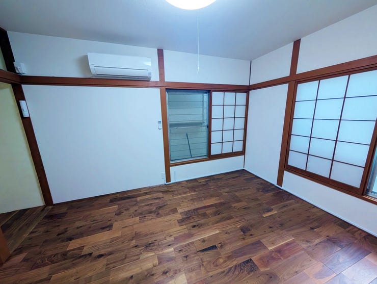 落ち着いた色味のフローリングが魅力の洋室です。窓からの採光も確保され、生活シーンに合わせて家具配置がしやすい空間です。多目的に活用できます。