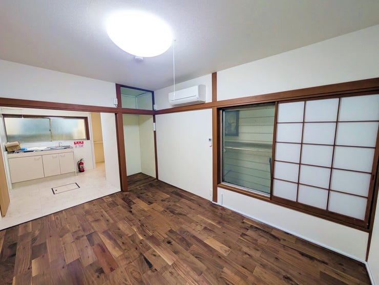 洋室とキッチンが使いやすく繋がる間取りで、生活動線が整えられています。室内は明るく、日常の居住スペースとして心地よい広さがあります。