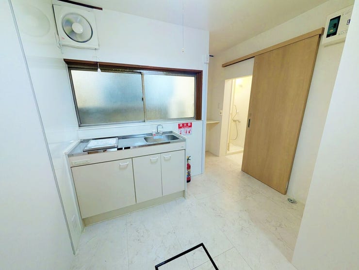 シンプルで使いやすいキッチンで、収納も適度に確保されています。料理スペースとして無理のない広さがあり、窓からの風通しも良好です。日々の家事を行いやすい環境です。