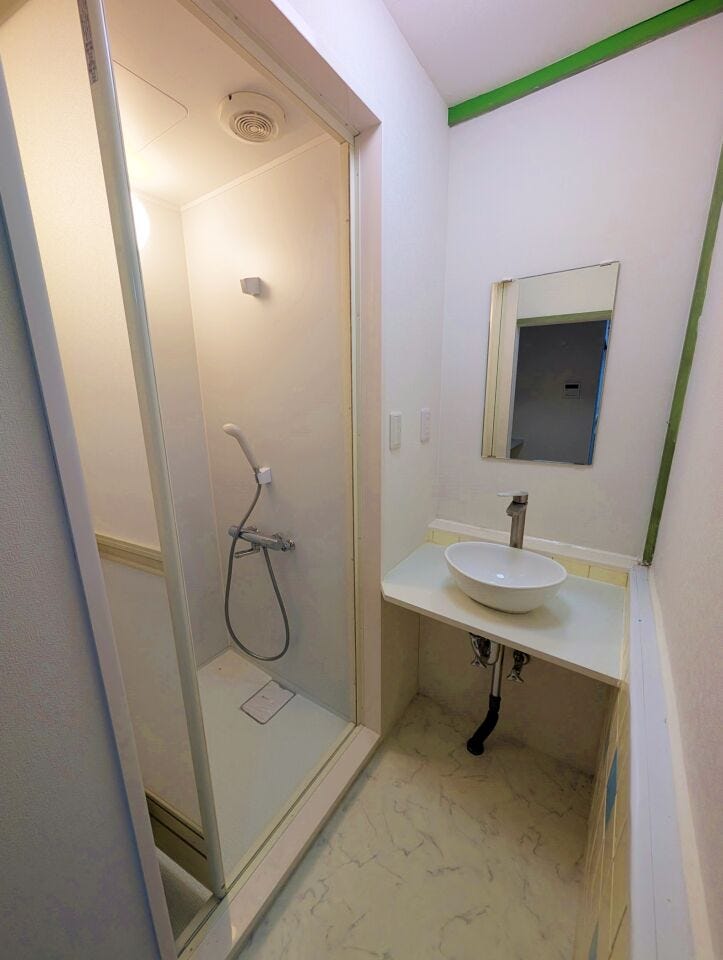 シャワールームと洗面がコンパクトにまとまり、日常利用しやすい空間に整えられています。明るい内装で、朝の支度などもスムーズに行える造りです。