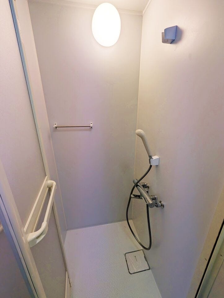 シンプルで使いやすいシャワールーム。明るい内装で毎日の入浴がしやすく、清掃もしやすい構造です。水回りがコンパクトにまとめられています。