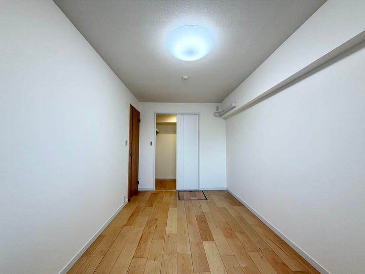 〈6.0帖〉
スライド式扉のWICは使い勝手が良いですね。