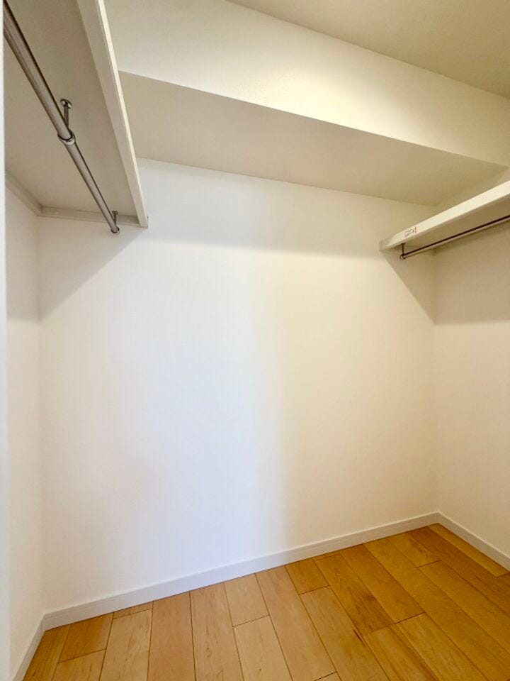 気が付くと増えているお洋服の収納や、大型荷物の収納に便利なWIC♪