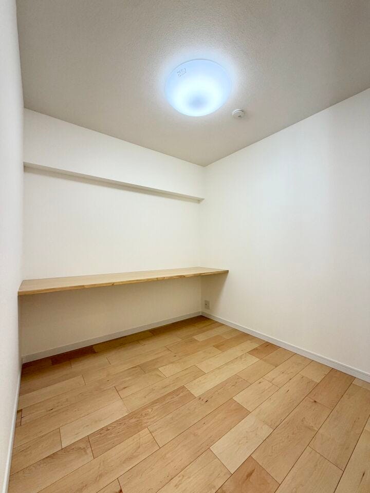 〈フリースペース:3.5帖〉
リモートワークスペースに良さそうな広さ♪
PC用のコンセントもございます!