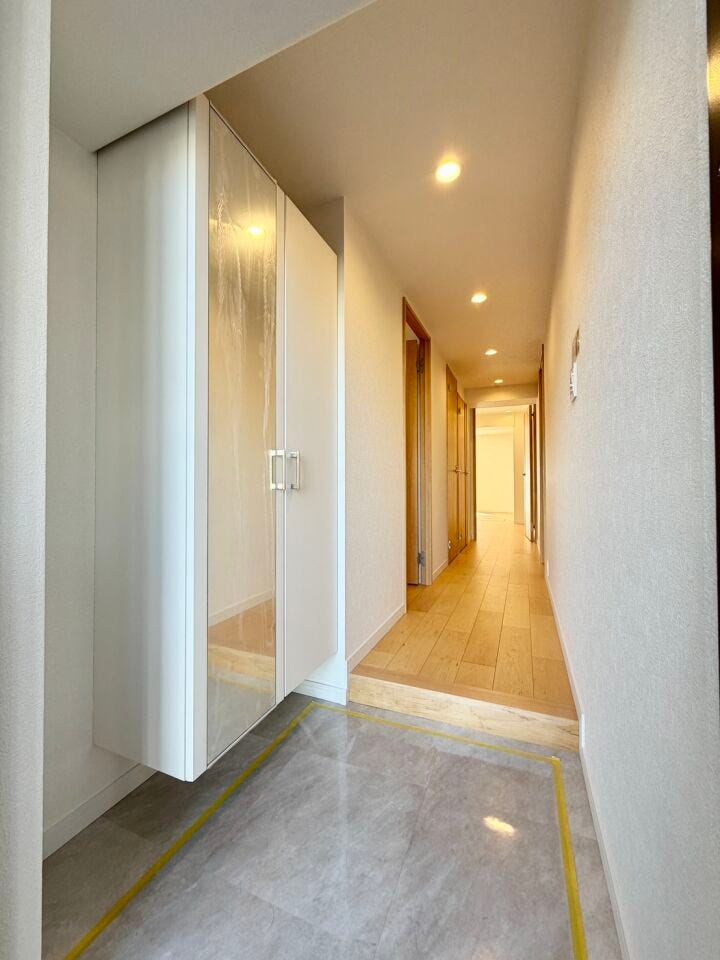 玄関には天井まで高さのある玄関収納をご用意致しました♪