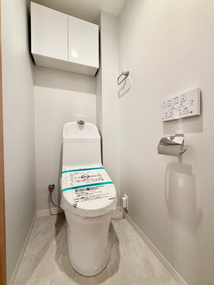 お手入れしやすい温水洗浄便座で、毎日快適♪スッキリ片付く収納付き♪