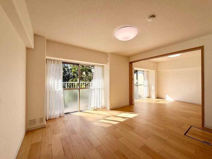 【リビング】
目の前は公園!
高さのある1階住戸なので、視線が気にならず◎