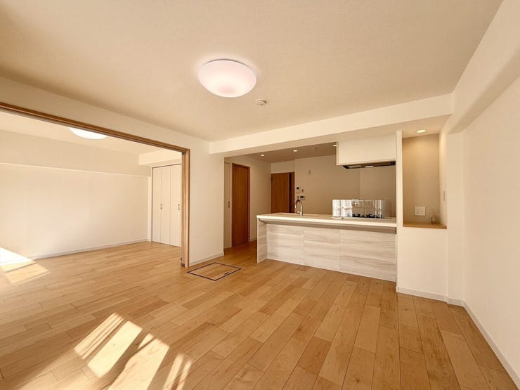 落ち着いた色合いのフローリングがLDK内に降り注ぐやわらかな光と相まって気持ちに安らぎを与えます♪