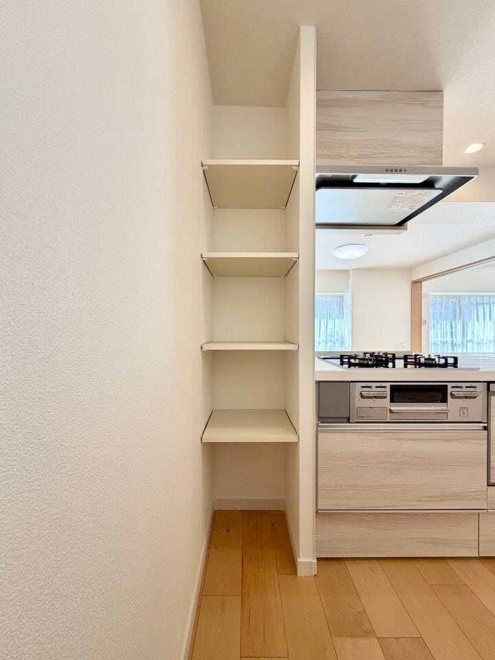 食品のストック、調理器具などの収納に便利な棚付き♪