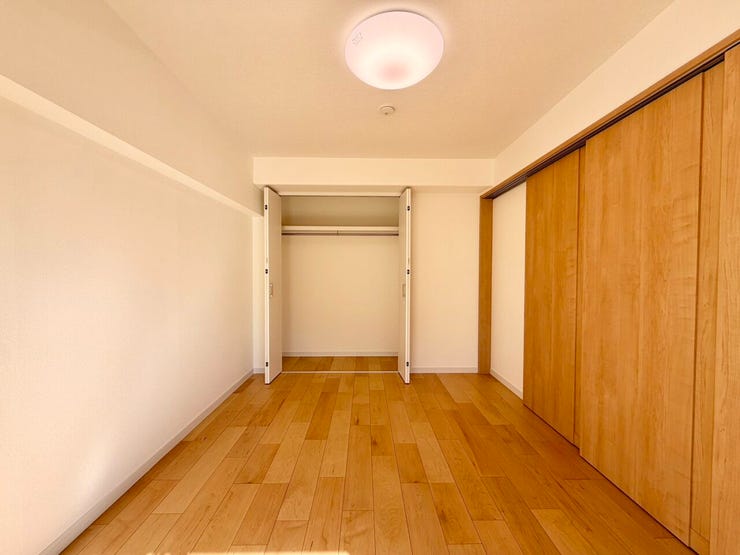 〈6.0帖〉
ハンガーパイプ付きの収納は、「たたまない収納」を実践し、効率よく衣類を収納することができます♪