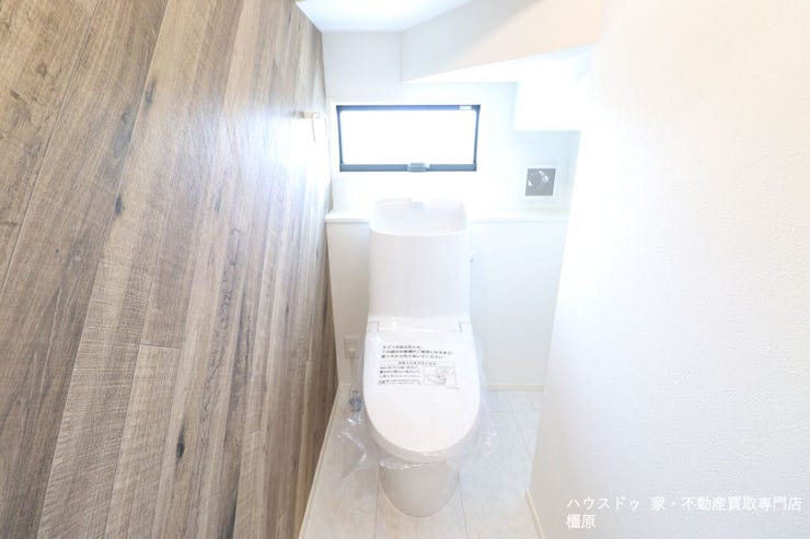 1・2階共に温水洗浄便座を完備しました。タンク一体型でお掃除楽々。いつも清潔に保てます。
