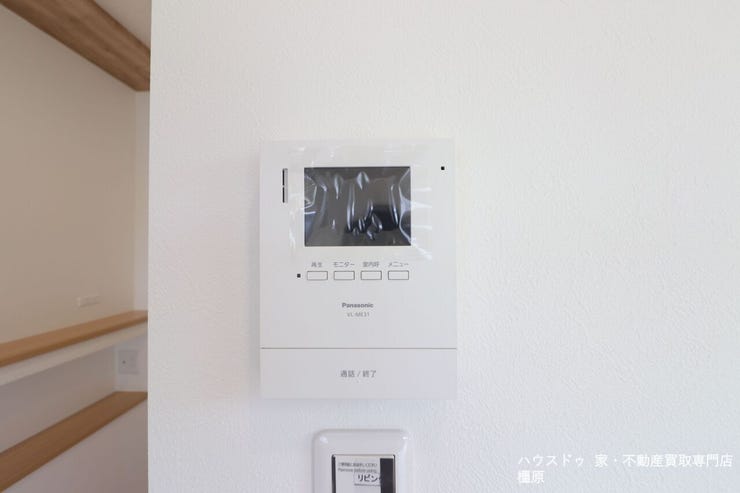 カラーモニターで訪問者をチェック。カメラ側にLEDライトがついており夜でもカラーで確認できます。
