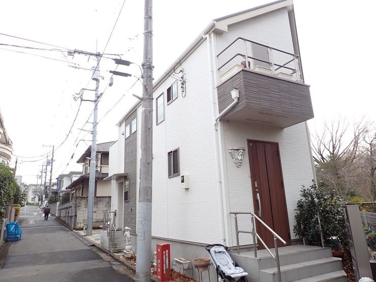 緑豊かな公園が都会の喧騒をさえぎり、くつろぎの時間を生み出します