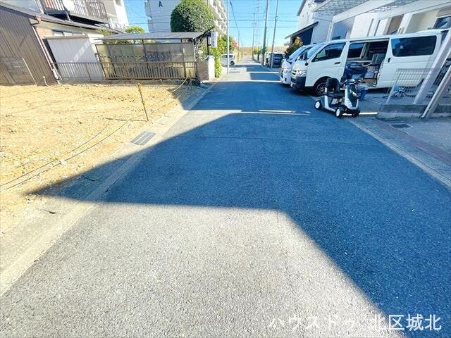 幅員約6mの側前面道路です。車が余裕を持ってすれ違うことが出来る道幅です。車の出し入れも余裕を持って行うことが出来ます。