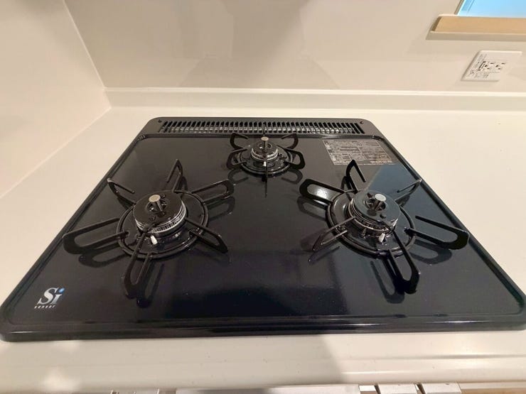 三口コンロは大人数分の料理を手早く準備する際に便利です!大家族の方やパーティーやイベントのときにも活躍します!