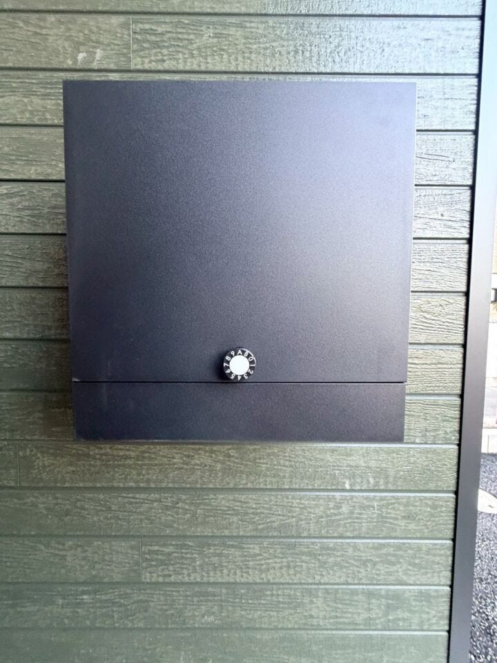 郵便物を安全に保管し、不正取得や紛失を防ぎます。鍵付きの郵便受けはさらに防犯性が向上します!