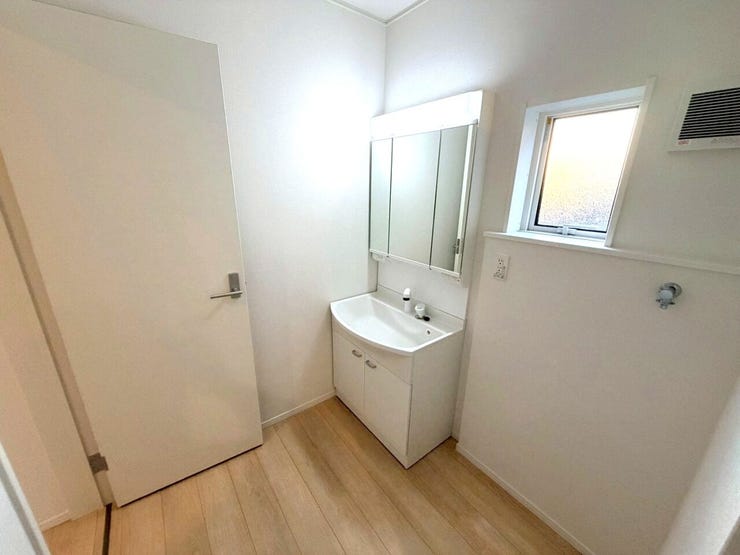 洗面所に窓があることで換気がしやすく、日中は照明がなくても十分な明るさを確保できます!