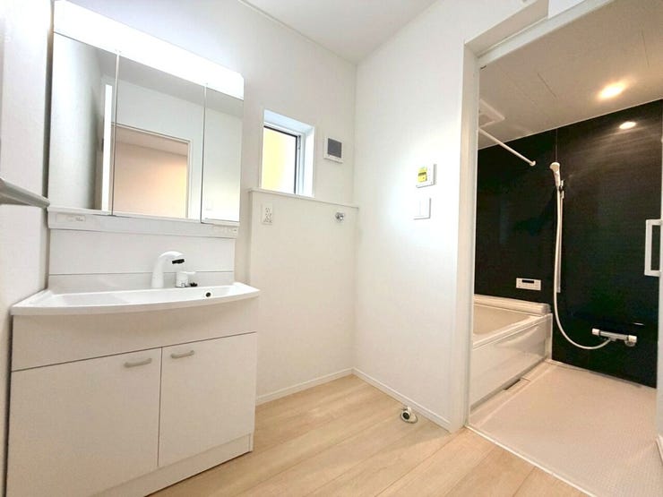 三面鏡付き洗面台は鏡の裏に大容量の収納があり、収納物を隠すことが出来ます!