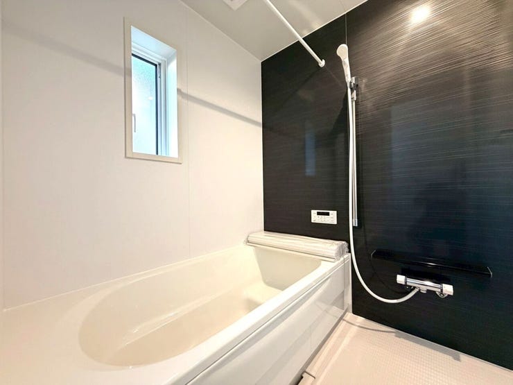 浴室に物干し竿があるため室内で洗濯物を干すことができ、 雨の日や寒い季節など、外に干すことが難しい場合に重宝します!