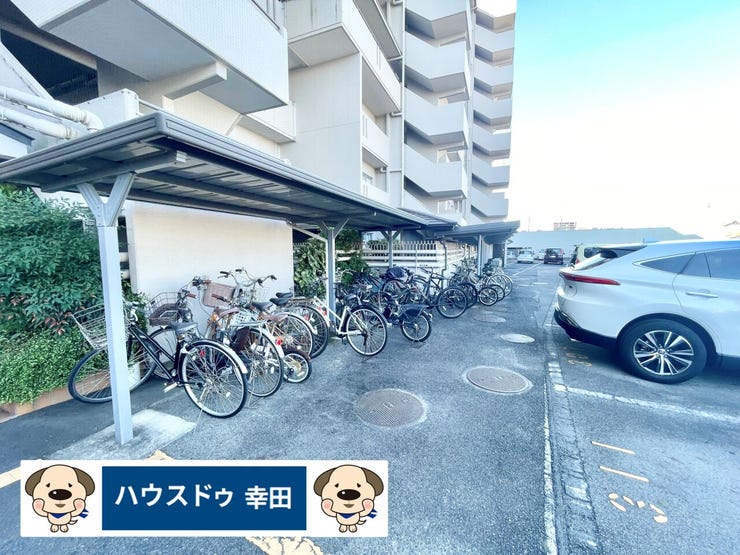 北側、屋根付き駐輪場♪