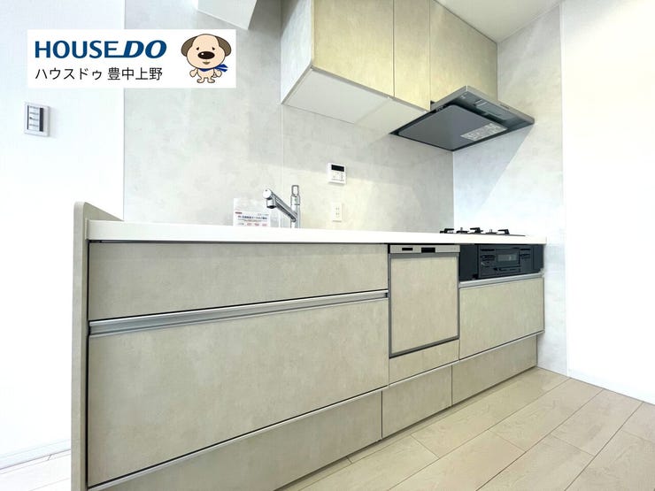 食洗機&三口コンロ&広々シンクのシステムキッチン!キッチン後ろも広く、ストレスフリーなキッチンスペースです!