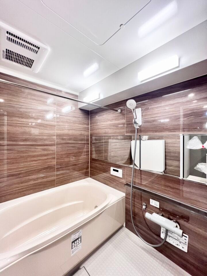 浴室には追い焚き・浴室乾燥機・暖房乾燥・換気 まで揃っており、日常の利便性を大幅に高めてくれる設備になっています◎