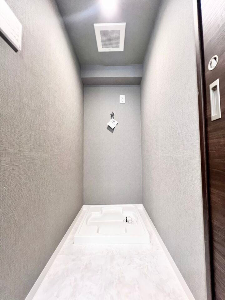 洗濯機置き場は洗面所とは独立したスペースになっているため、来客時にも生活感が出にくく、洗濯物の出し入れがしやすい動線が確保されています。