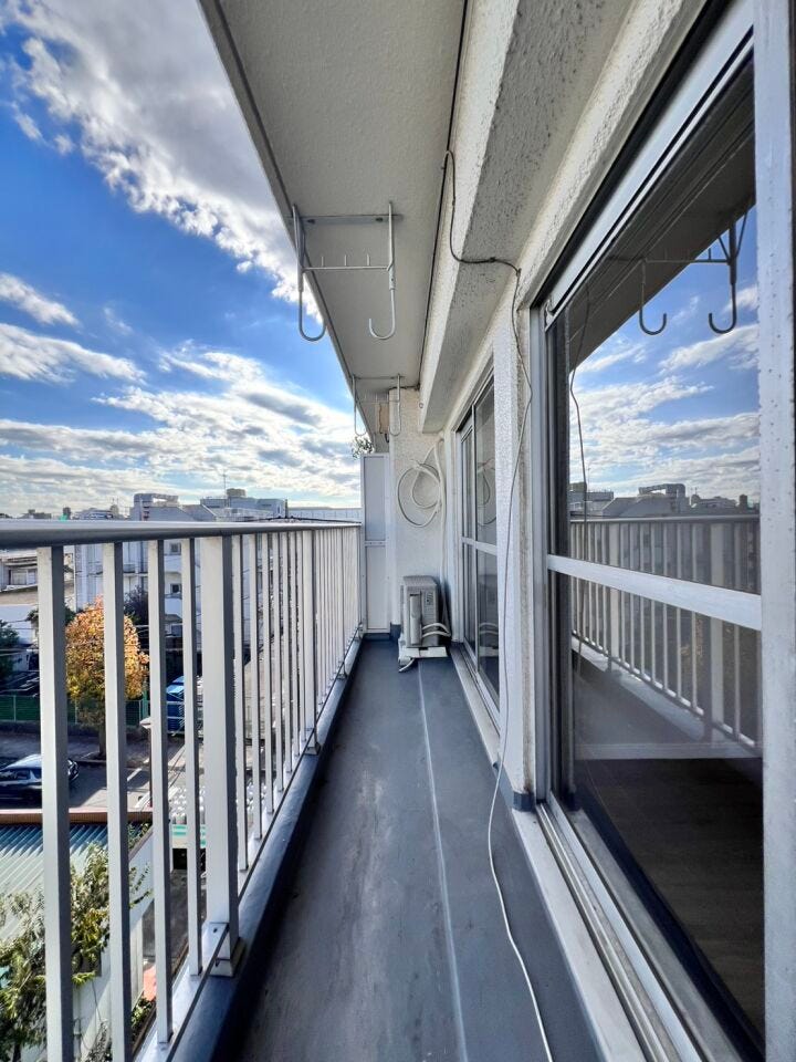 開放感のあるバルコニーで、陽当たり・風通しともに良好。洗濯物がしっかり乾く環境です◎