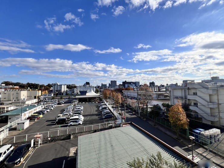 5階部分ならではの開放感ある眺望。前面に高い建物がなく、空が広く見える気持ちの良い景色です。