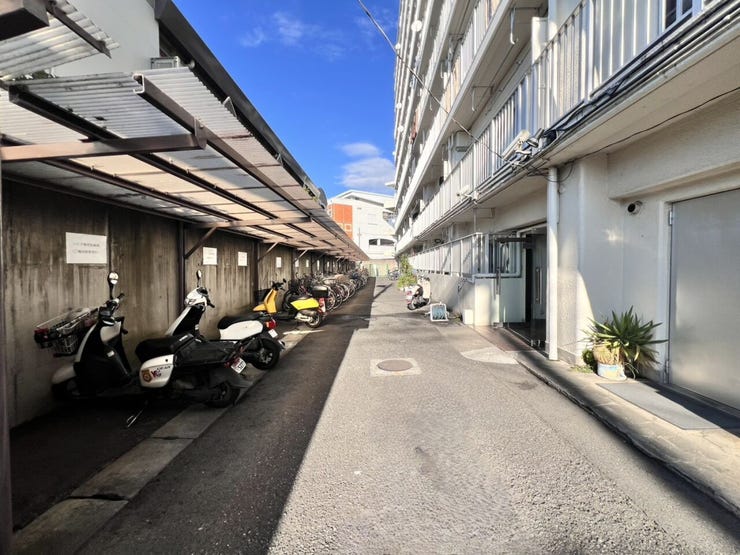 《駐輪場》屋根付きの駐輪場があるため、雨の日でも自転車が濡れにくく安心。