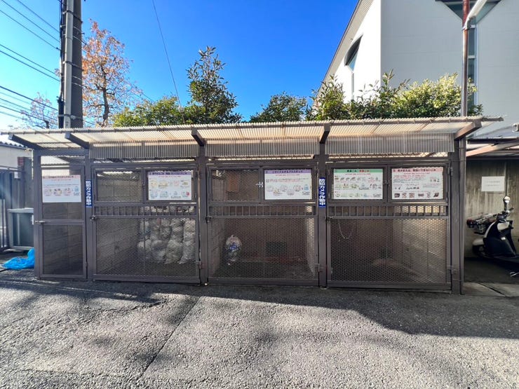 敷地内にゴミ集積所を設置。分別ルールも掲示されており、管理が行き届いています◎
