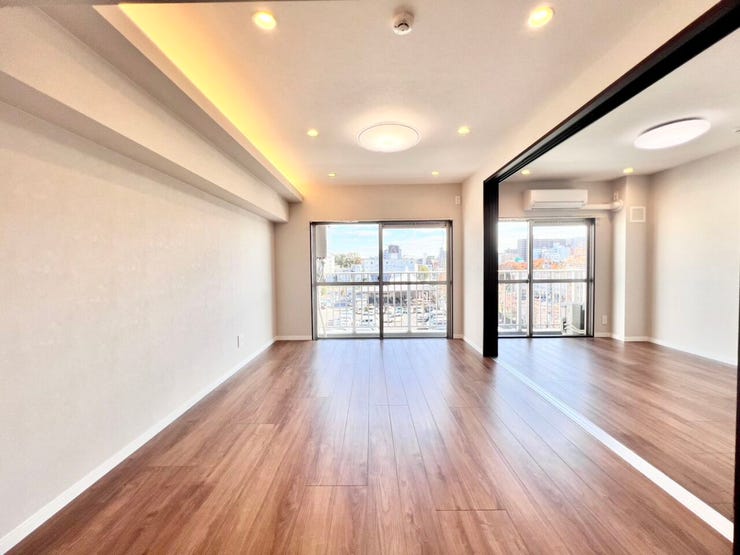 【リビング】
天井には間接照明を採用し、上質な落ち着きのある雰囲気を演出。大きな窓からしっかり日差しが入り、明るく心地よい空間です♪