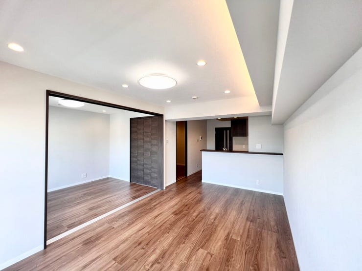 リビング横の洋室は、引き戸を開ければ一体空間として利用できる可変式レイアウト。普段は広々LDKとして、来客時や寝室として使いたい時には個室としてしっかり独立できる、使い勝手の良い間取りです◎