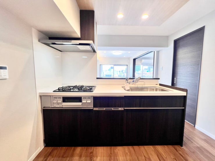 3口コンロ、浄水器一体型水栓、広々としたシンクなど、使いやすさにこだわった設備仕様♪