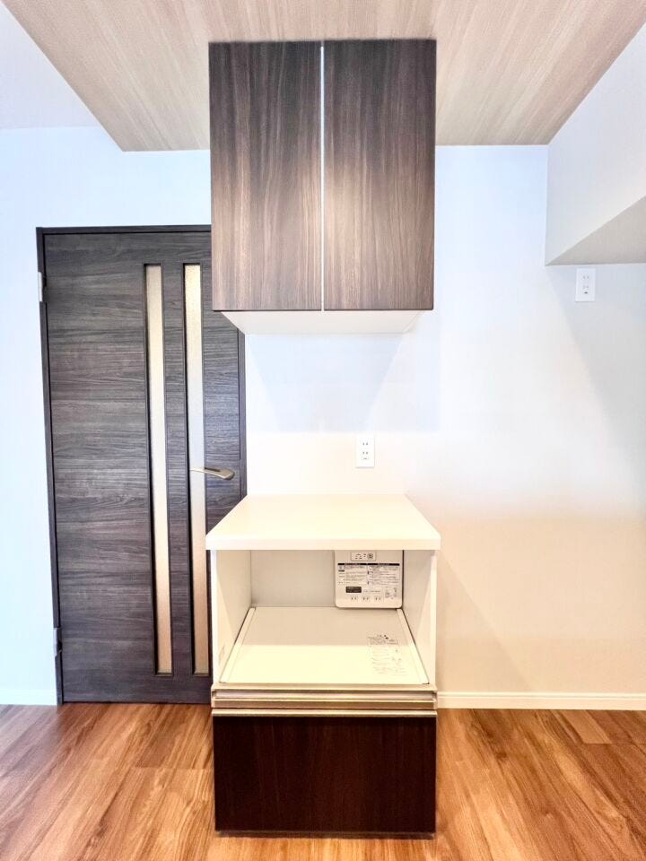 カップボードには、蒸気排出機能付きの家電収納スペースを採用。炊飯器や電気ケトル使用時も、そのまま蒸気を逃がせるため、湿気・熱がこもらず、家具の劣化を防ぎながら安全に使えます。