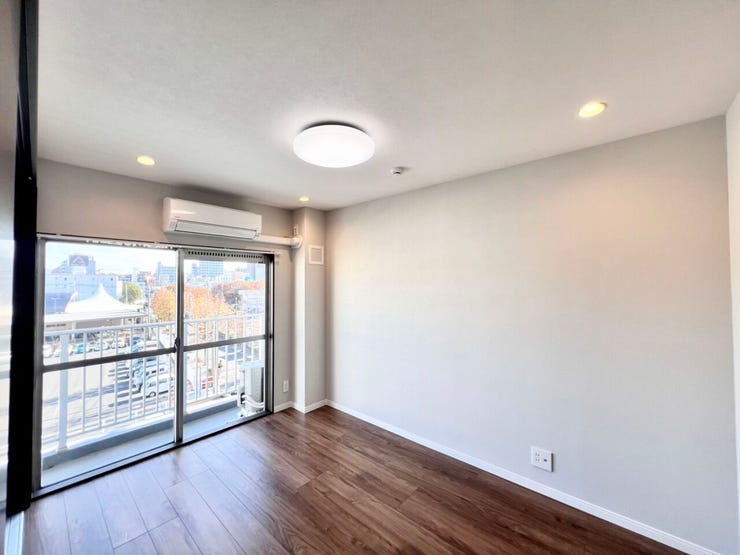 《6.0帖》大きな掃き出し窓から光が差し込む、明るい洋室。エアコンも新設済みなので、初期費用を抑えてそのまま生活をスタートできます!