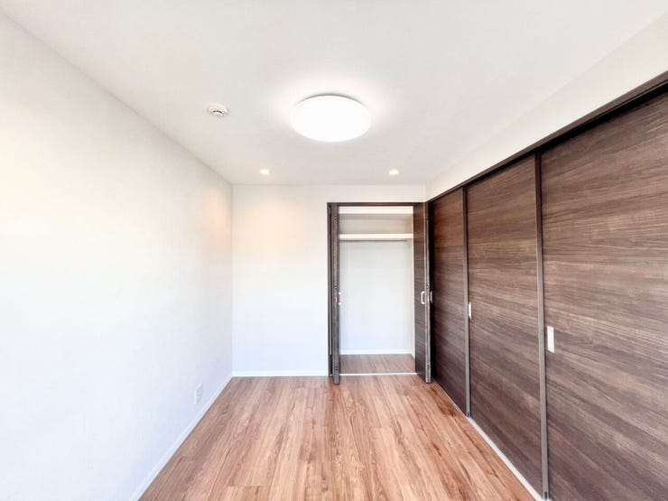 《6.0帖》リビングと隣接しているので、引き戸を開ければ広々使用でき、閉めれば独立した個室としても使える柔軟な一部屋。ワークスペースやキッズルーム、来客用のお部屋としても便利です♪